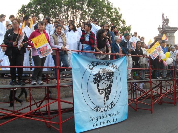 Así Reciben  Al Cardenal Suárez Inda Vs Así Recibieron A Los Ángeles Azules En Morelia