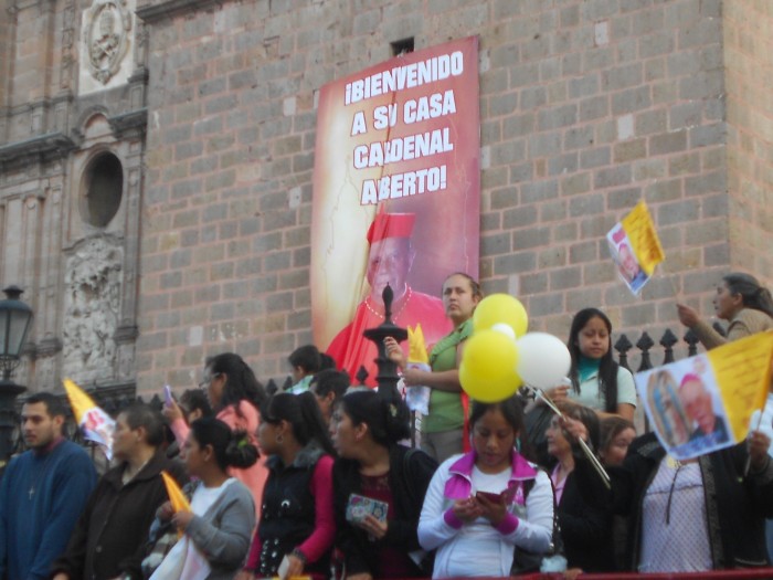 Así Reciben  Al Cardenal Suárez Inda Vs Así Recibieron A Los Ángeles Azules En Morelia