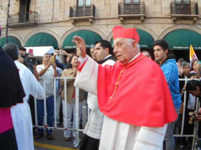 Así Reciben  Al Cardenal Suárez Inda Vs Así Recibieron A Los Ángeles Azules En Morelia