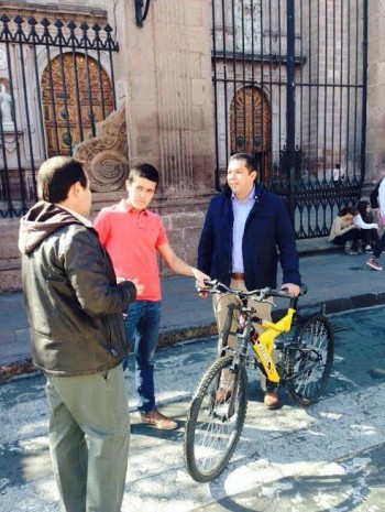 Juan Barragán entrega bicicleta