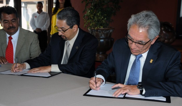 Medardo Serna González rector UMSNH y Salvador Jara firma convenio