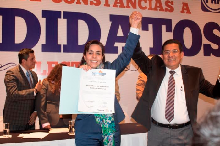 Luisa María Calderón Hinojosa recibió de manos de la Comisión Organizadora Electoral Estatal la constancia que la acredita como la abanderada blanquiazul a la gubernatura del estado