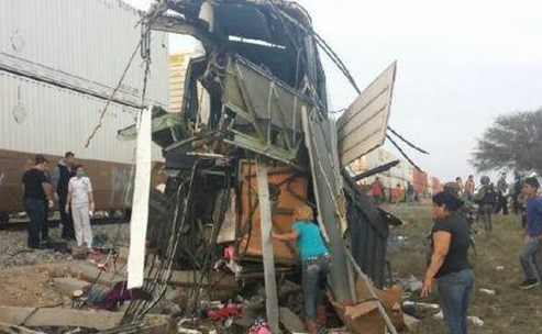Tren Impacta Un Autobús En Nuevo León, 16 Muertos Confirmados