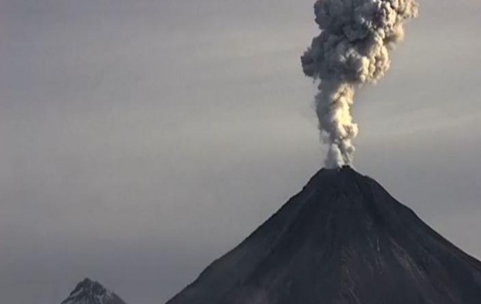Volcán del Fuego de Guatemala erupción estrambolina cierran el aeropuerto La Aurora