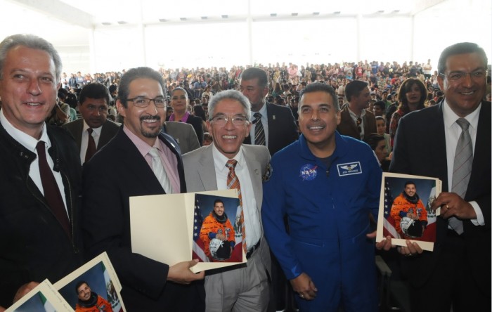 astronauta José Hernández con Salvador Jara y Wilfrido Lázaro