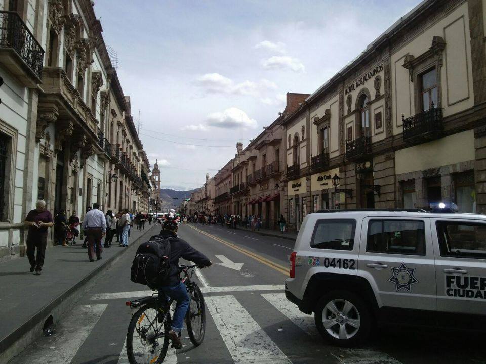 bloqueo Avenida Madero frente al Congreso del Estado Morelia