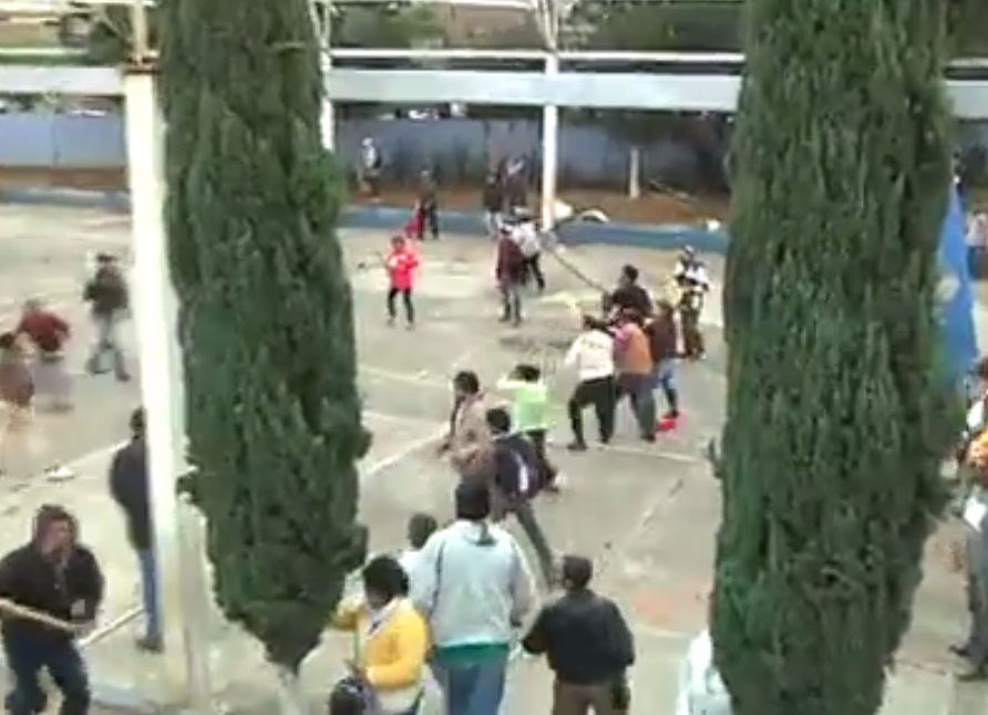 enfrentamiento en escuela José Ortiz padres de familia, antorcha campesina y maestros