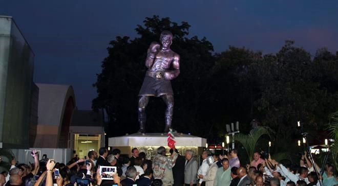 estatua julio césar chávez