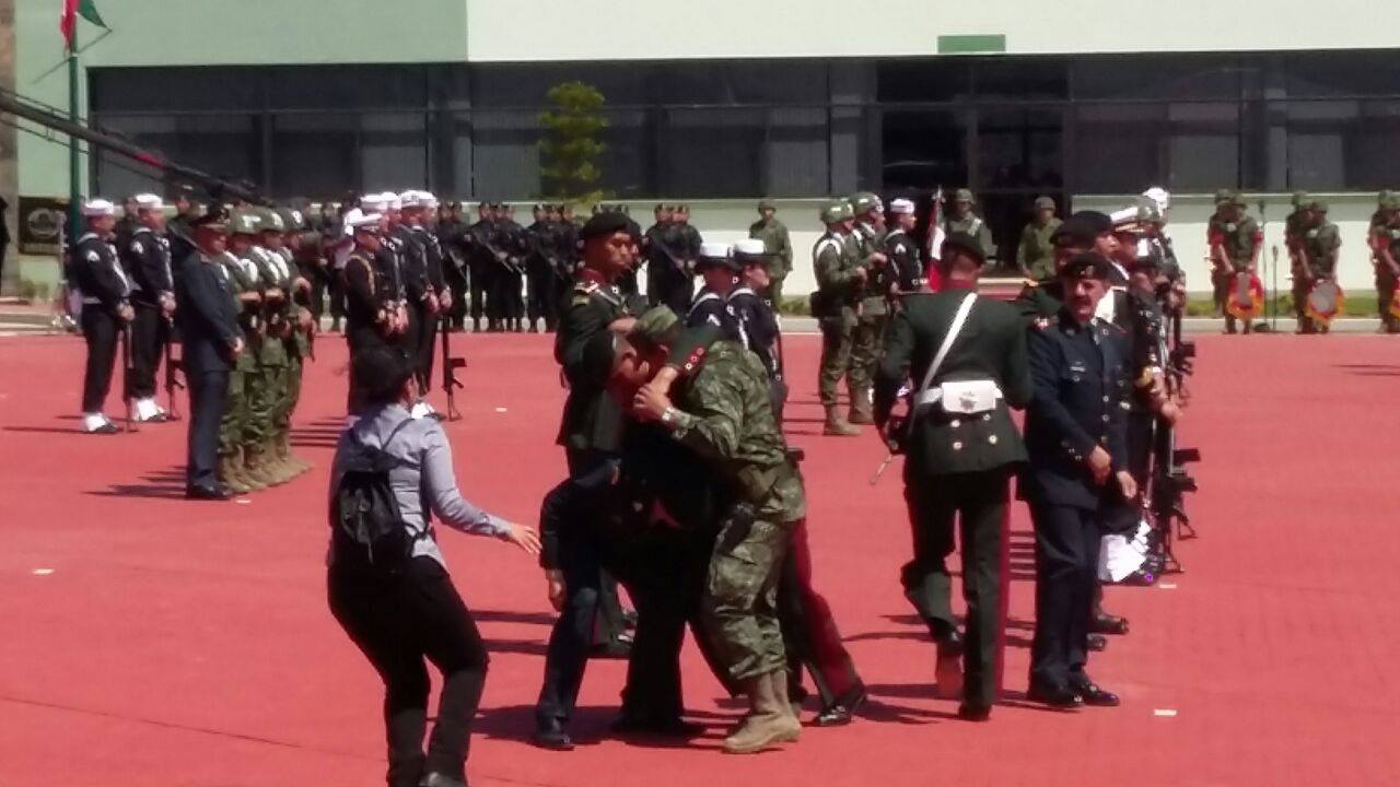 militar se desmaya por insolación en evento de Peña Nieto en Coalcomán
