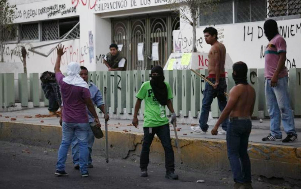 normalistas apedrean a policías