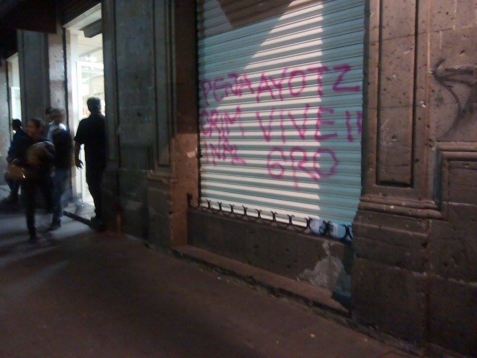 normalistas grafitean woolworth