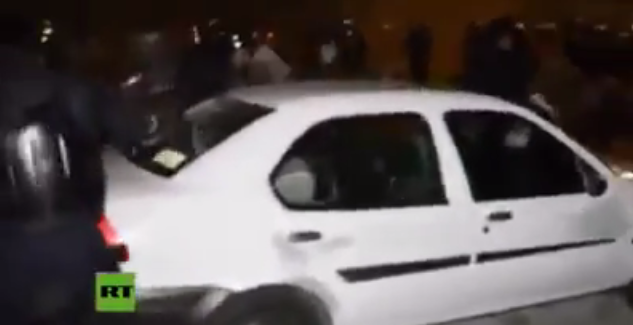 policias destrozando auto video