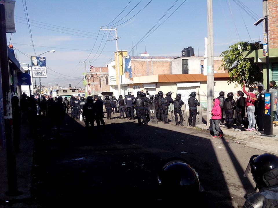 policías granaderos desalojo paracaidistas cerro del Punhuato 2