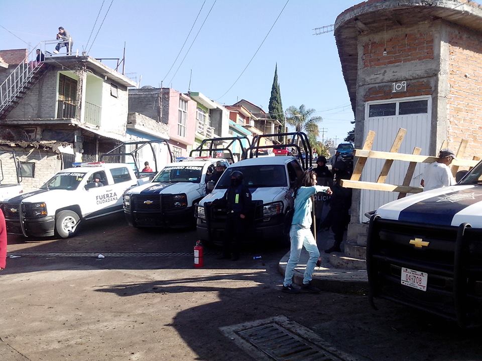 policías granaderos desalojo paracaidistas cerro del Punhuato 4