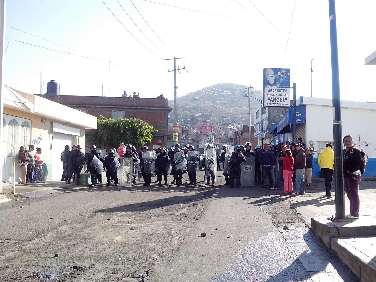 policías granaderos desalojo paracaidistas cerro del Punhuato