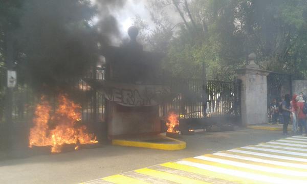 quema de llantas normalistas en casa de gobierno