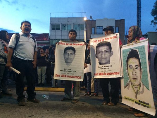 Padres De Normalistas Marcharon Hacia Televisa Chapultepex Exigiendo Derecho A Réplica