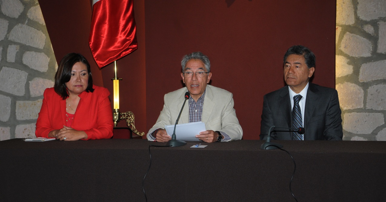 Salvador Jara con secretario de Gobierno Jaime Esparza Cortina y la coordinadora general de Comunicación Social Georgina Morales Gutiérrez