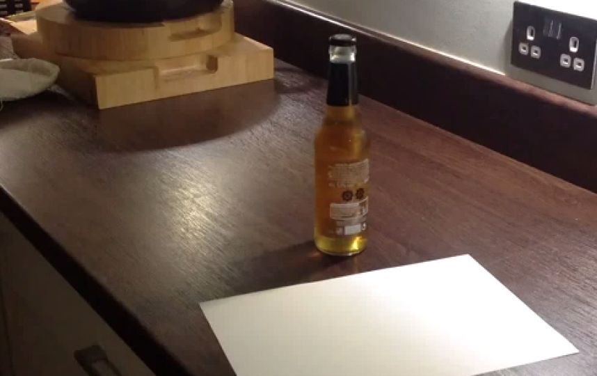 abre cerveza con una hoja de papel