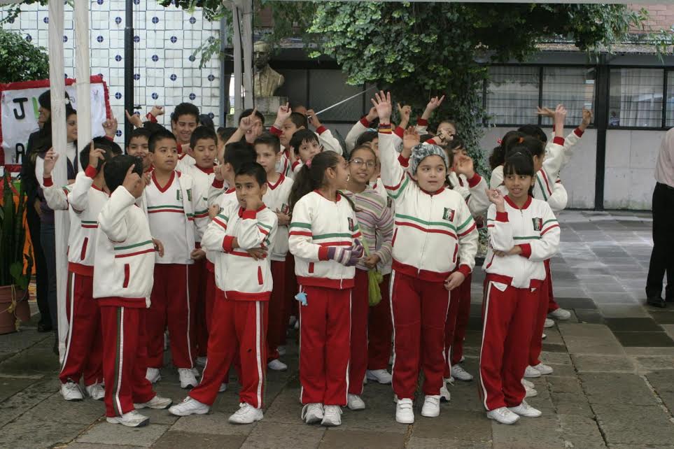 alumnos niños escuela uniforme