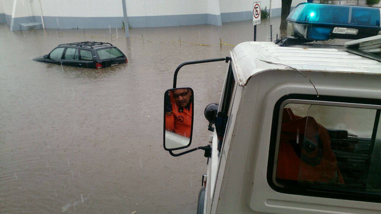auto varado por lluvias en Morelia