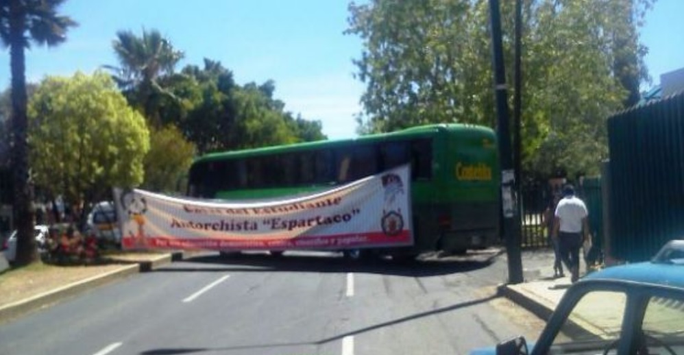 bloqueo Avenida Francisco J. Múgica frente a Rectoría de la Michoacana UMSNH Morelia