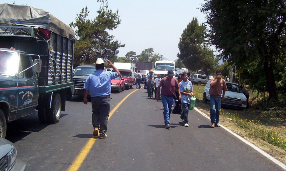 bloqueo carretera Uruapan-Paracho Michoacán comuneros