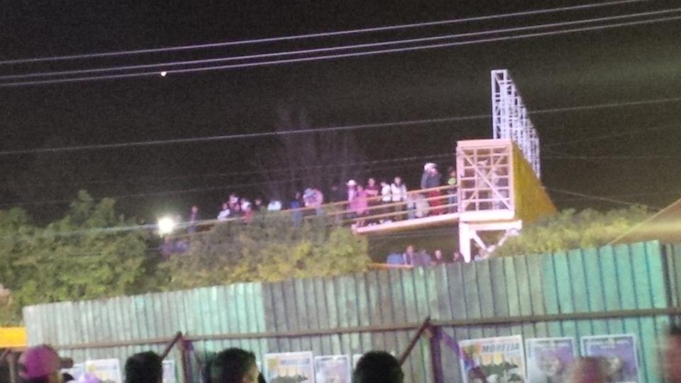 gente en el puente peatonal de la ms