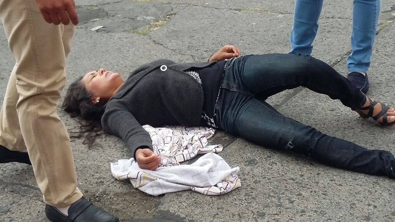 madre de familia en el piso tras accidente Morelia