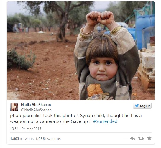 niño sirio arma cámara