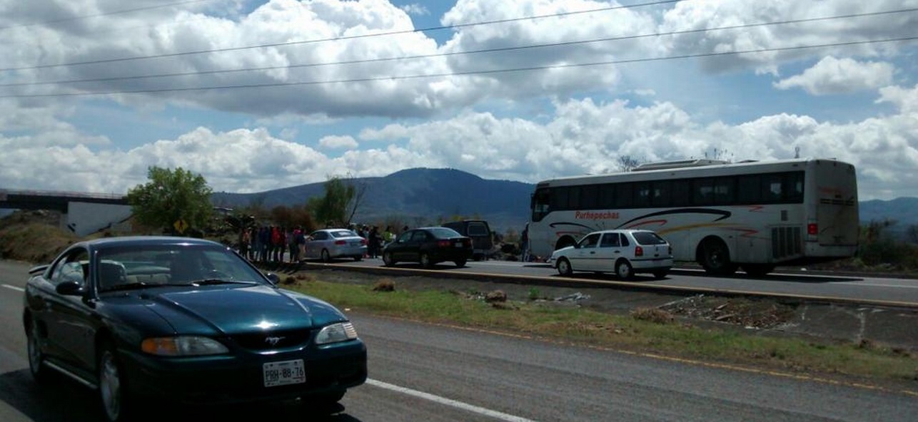 normalistas pidiendo cooperación en carretera Morelia-Pátzcuaro