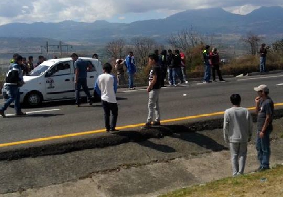 normalistas salida a Pátzcuaro pidiendo cooperación Morelia