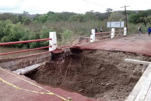 puente derrumbado en San Antonio Corrales Michoacán