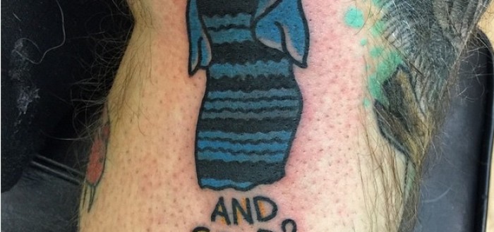 se tatua el vestido que puso de cabeza al mundo azul blanco dorado negro