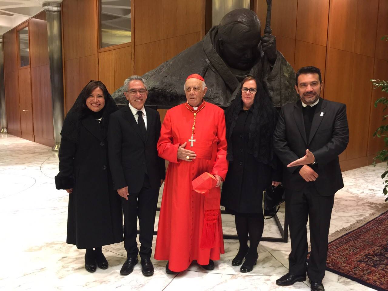 viaje a El Vaticano Georgina Morales, Salvador Jara, Suárez Inda, Catherine Ettinger y Roberto Monroy