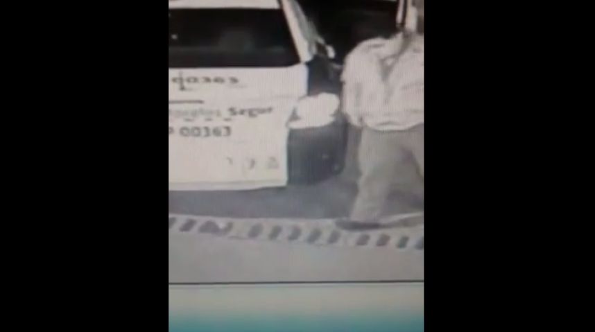 video de policía tirando cartera