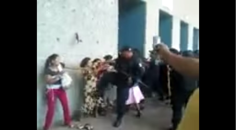 video poli agrede a mujer en Tabasco