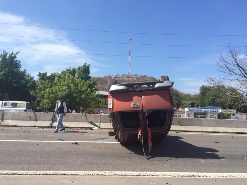 vuelca camioneta en Cuatro Caminos Apatzingán 2