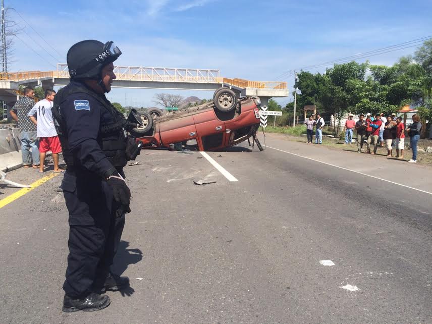 vuelca camioneta en Cuatro Caminos Apatzingán resguardada por polis