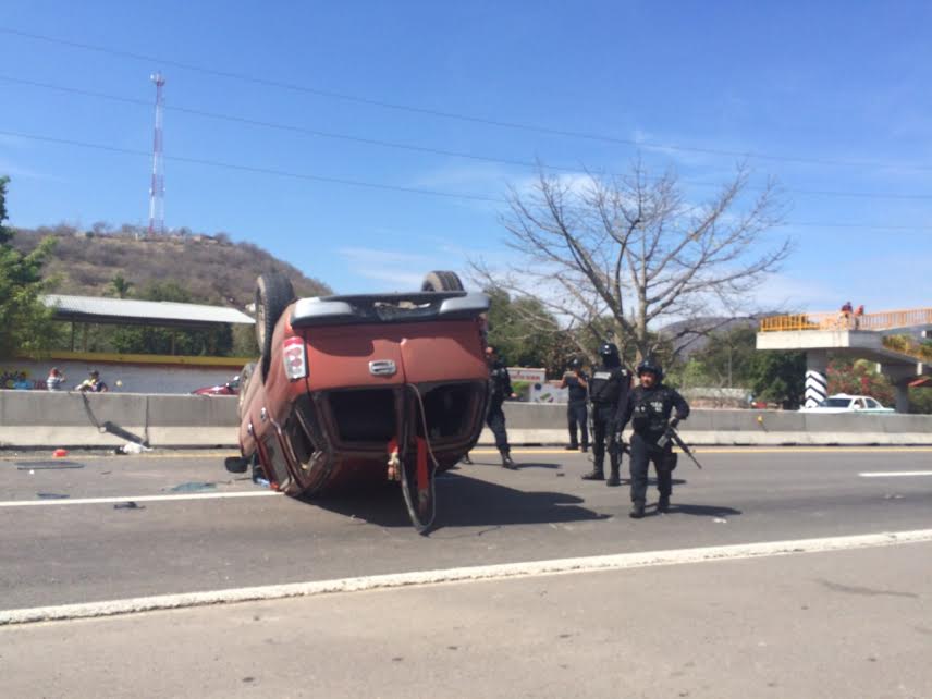 vuelca camioneta en Cuatro Caminos Apatzingán