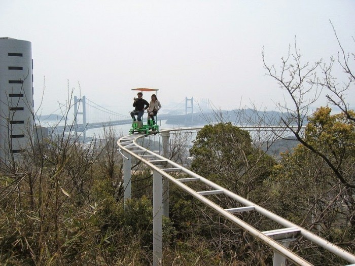 Atrévete A Recorrer La Montaña Rusa En Bicicleta