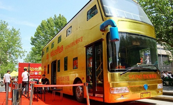 Autobús de oro que recorre las calles de China 2