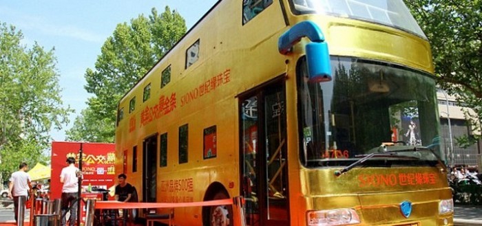 Autobús de oro que recorre las calles de China
