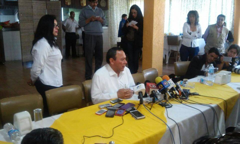 Jesús Zambrano rueda de prensa Zitácuaro Michoacán campaña Silvano Aureoles