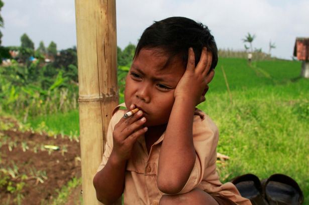 Niño que fuma