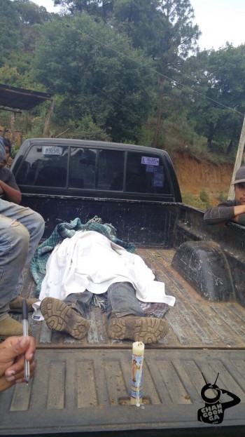TANGAMANDAPIO--Motocicleta-con-dos-adolescentes-cae-a-una-cañada_-muere-uno-(1)