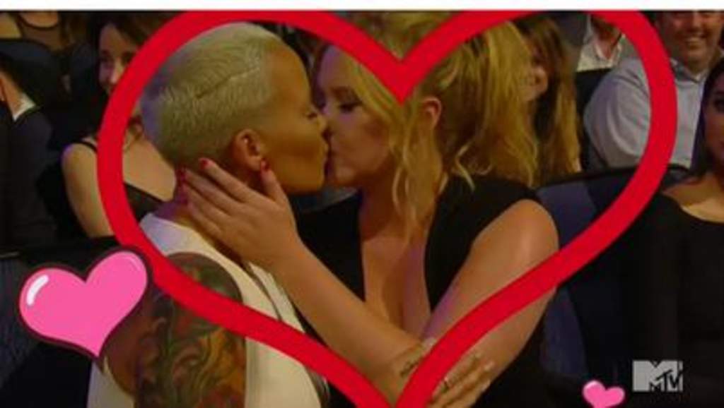 beso de amber rose y amy schumer