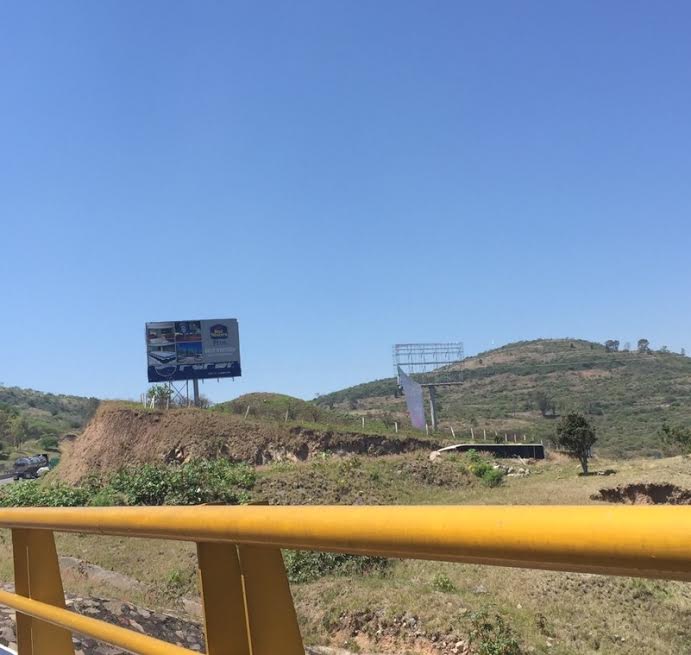 espectaculares Chon abajo carretera Michoacán