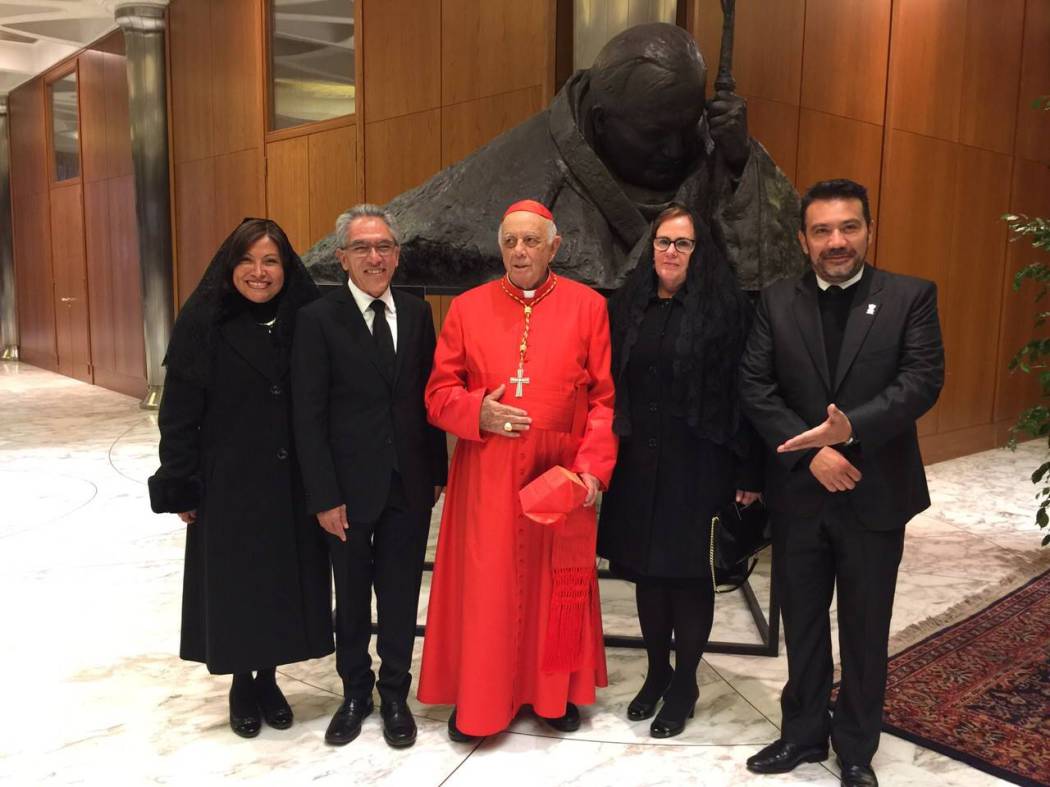 Salvador Jara de paseo en el Vaticano en febrero pasado acompañado de su esposa, su vocera y el secretario de Turismo estatal en el nombramiento de Alberto Suárez como cardenal de Morelia // ESPECIAL