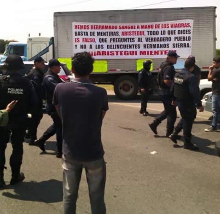 mantas en contra de Aristegui Tierra Caliente Michoacán 2